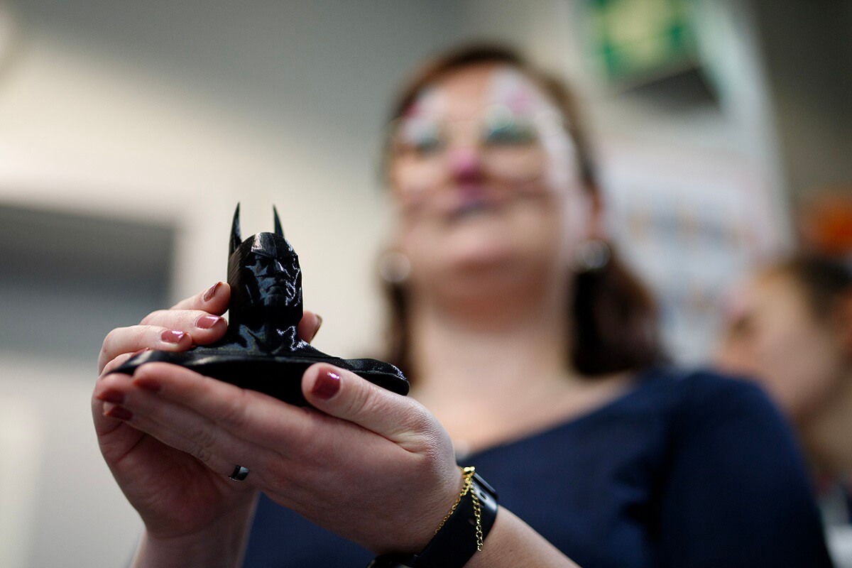 Frau zeigt 3D-Batman